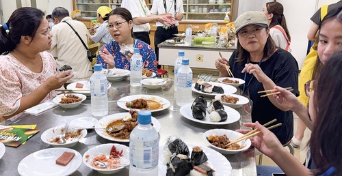 食事をしながら交流する参加者ら