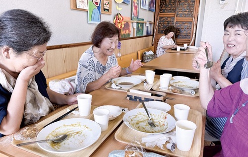 なのはなで食事を楽しむ客