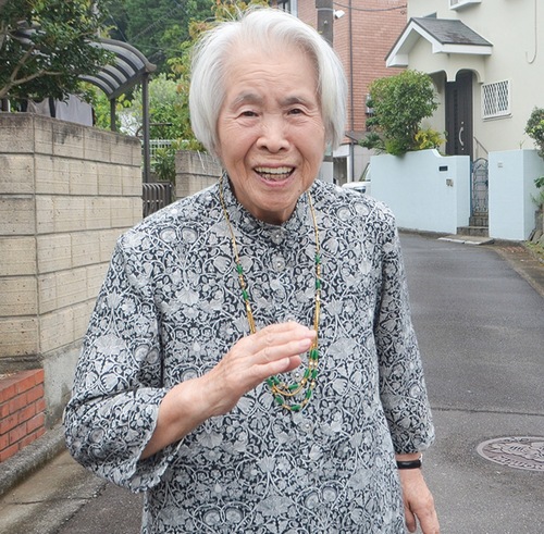 元気に歩く安西さん