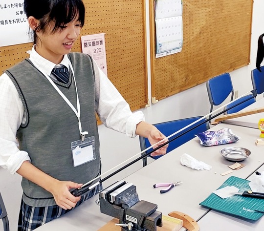 弓に糸を張る様子（提供写真）