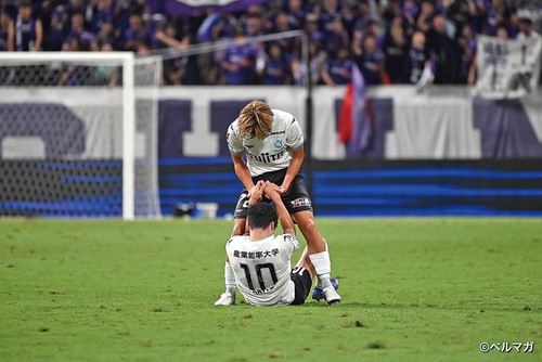 試合終了後、ピッチに倒れたキャプテンを助け起こす二田理央選手。彼の明るさはチームの救世主となるか