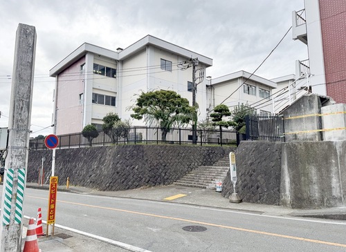 撤去され柱だけ残っている歩道橋