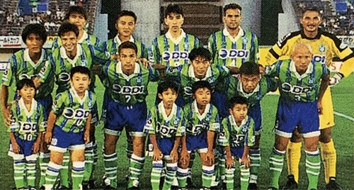 試合前に選手をエスコートした７歳の二宮さん（前列左から２人目）
