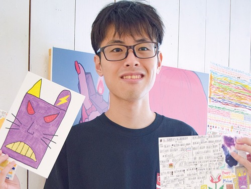 作品を持つ高園さん