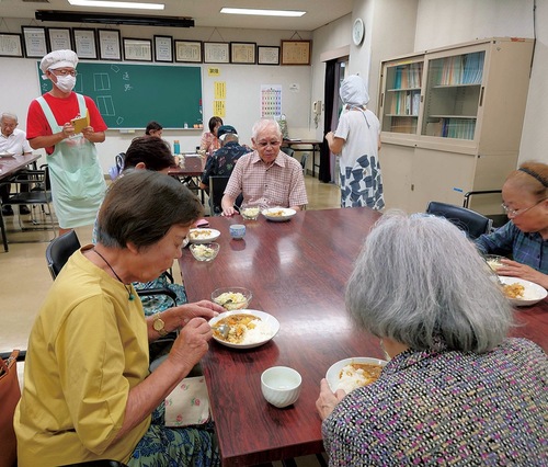 ８月に初めて開催されたときの様子。多世代交流を図る場面も見られた（提供写真）
