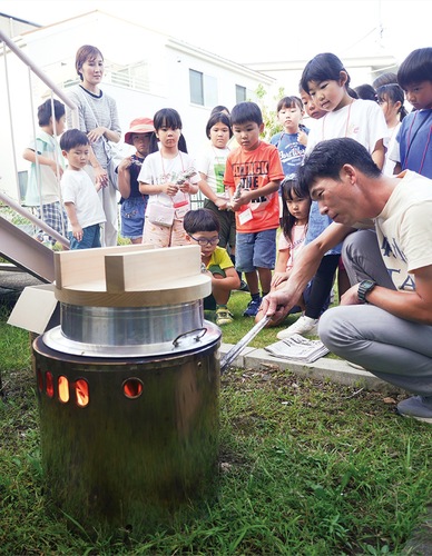 釜の様子を見守る参加者