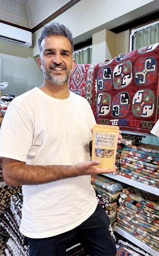 商品を手にするバブリさん