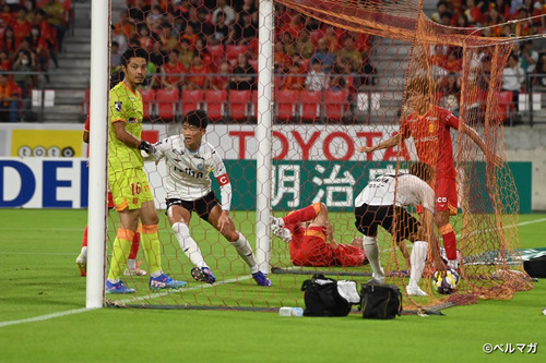 78分に挙げた得点シーン。ボールをつかみ試合再開を急ぎ追加点を狙う。闘う姿勢に期待したい