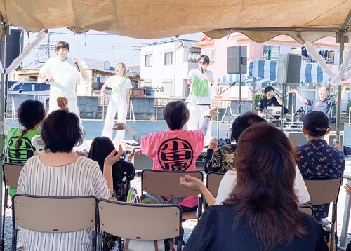 約60人の利用者がライブを楽しんだ