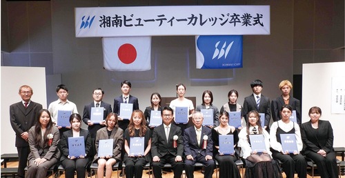 記念撮影の様子（提供写真）