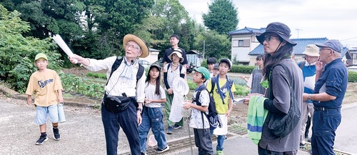 石塚会長（左から２人目）と散策する参加者