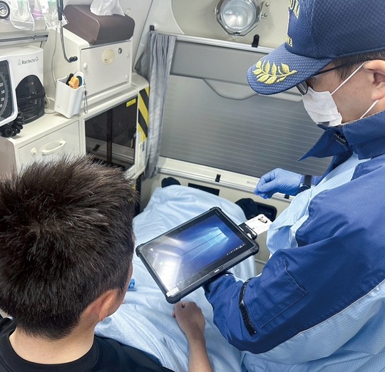 タブレット端末で情報を確認する様子（提供写真）