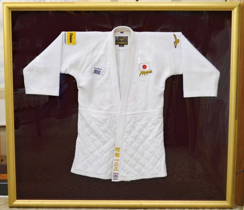 縦１３４０mm×横１２３０mmの額に収められた柔道着