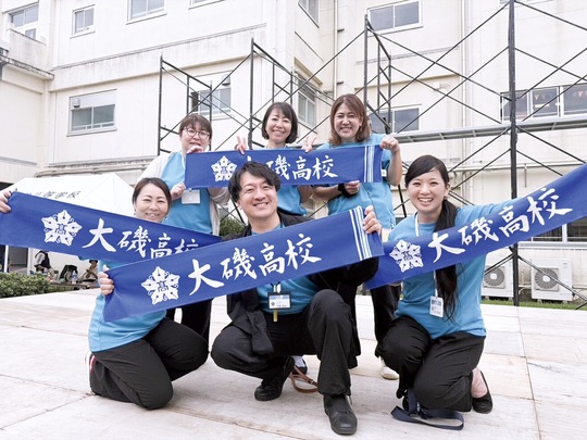 大磯高校PTA役員メンバー（中央が常盤会長）