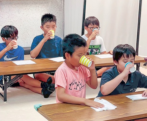 うがいする様子（提供写真）