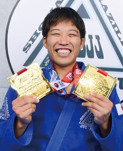 メダルを手に喜ぶ芦川さん
