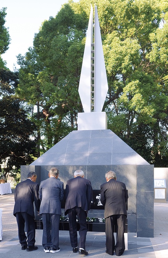 再整備された慰霊塔へ献花を手向ける参加者