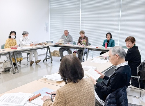 読書会で感想を話す参加者ら