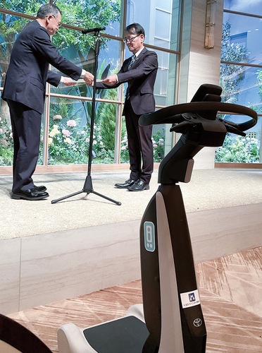 落合市長から感謝状を受け取る片倉会長（右）。手前が寄贈した車両