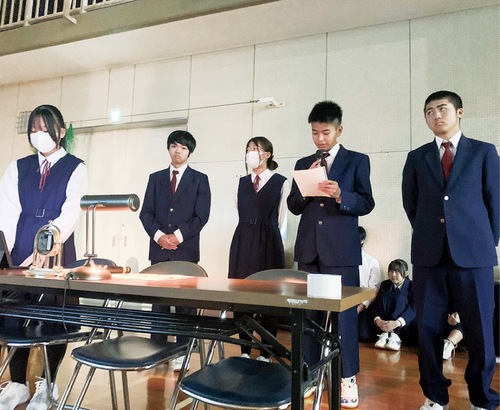 発表する６班のメンバー