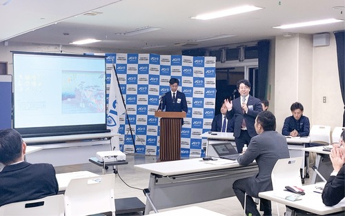 発表する同会議所の林さん