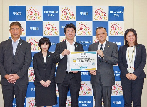 目録を渡す大井支社長（中央）ら