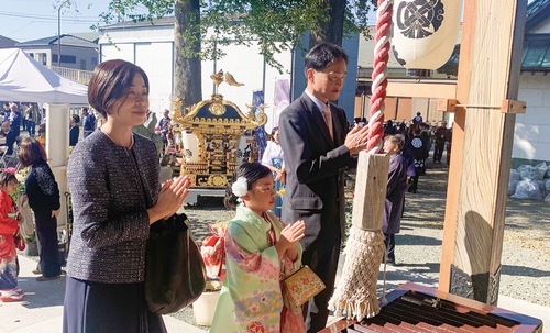 晴れ着で参拝する様子