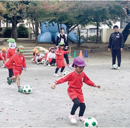 ドリブルとシュート練習をする園児ら