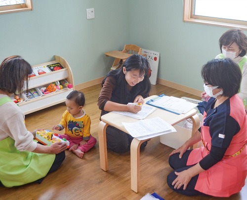 ここいこすまいるるーむを利用する乳児と保護者