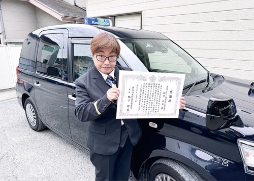 感謝状を持つ福井さん