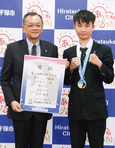 落合市長に報告する吉井さん（右）