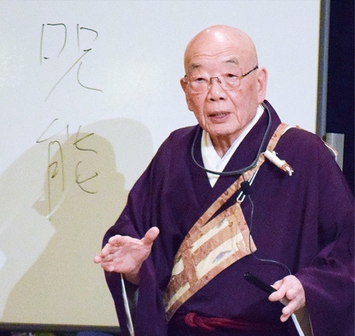 講演中の森清範貫主