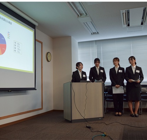 学生たちが発表する様子