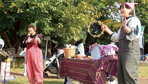 音遊びをした片山どんぐりさん（左）＝提供写真