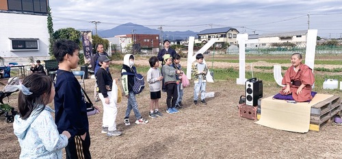 高座に座る江島さん（右）