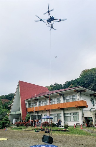 物資を運ぶドローン