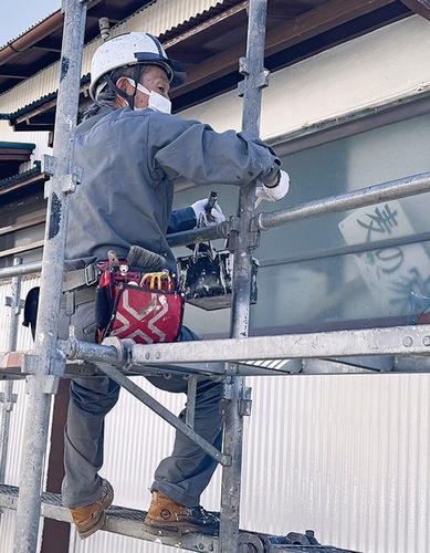 塗装作業を行う組合員