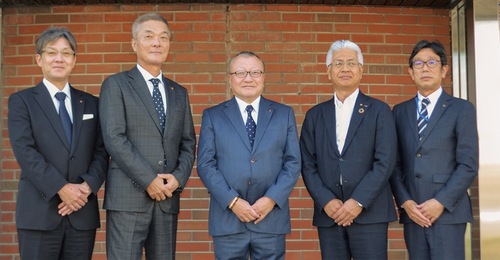 常盤卓嗣会頭（中央）、白石慎太郎副会頭（左から２人目）、尾上達也副会頭（右から２人目）、今井雅之副会頭（左）、長谷川進専務理事（右）