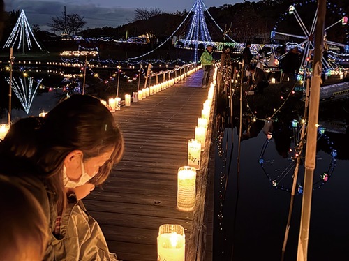 ランタンを見て楽しむ来場者