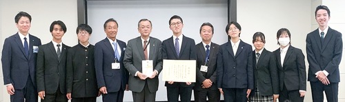 落合市長（左から５人目）と記念撮影をする参加者ら