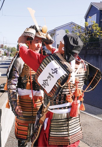 甲冑を試着する参加者