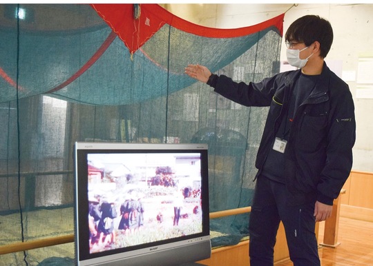 展示を紹介する真保さん