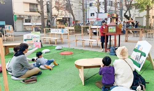 公園で紙芝居をする様子