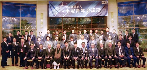 記念撮影する会員ら