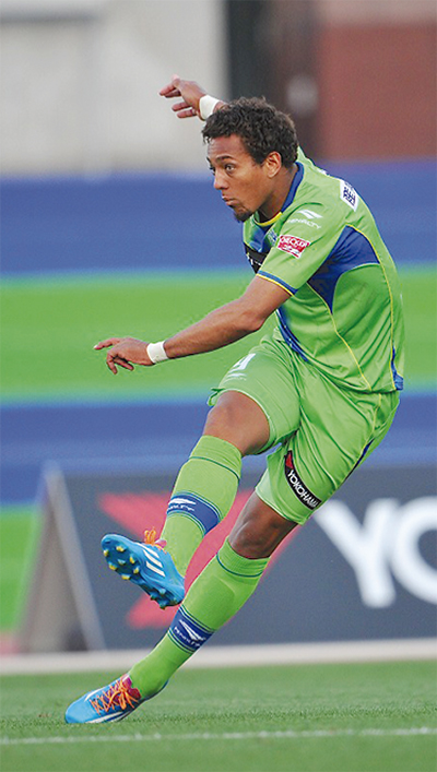 大観衆前にダンスならず