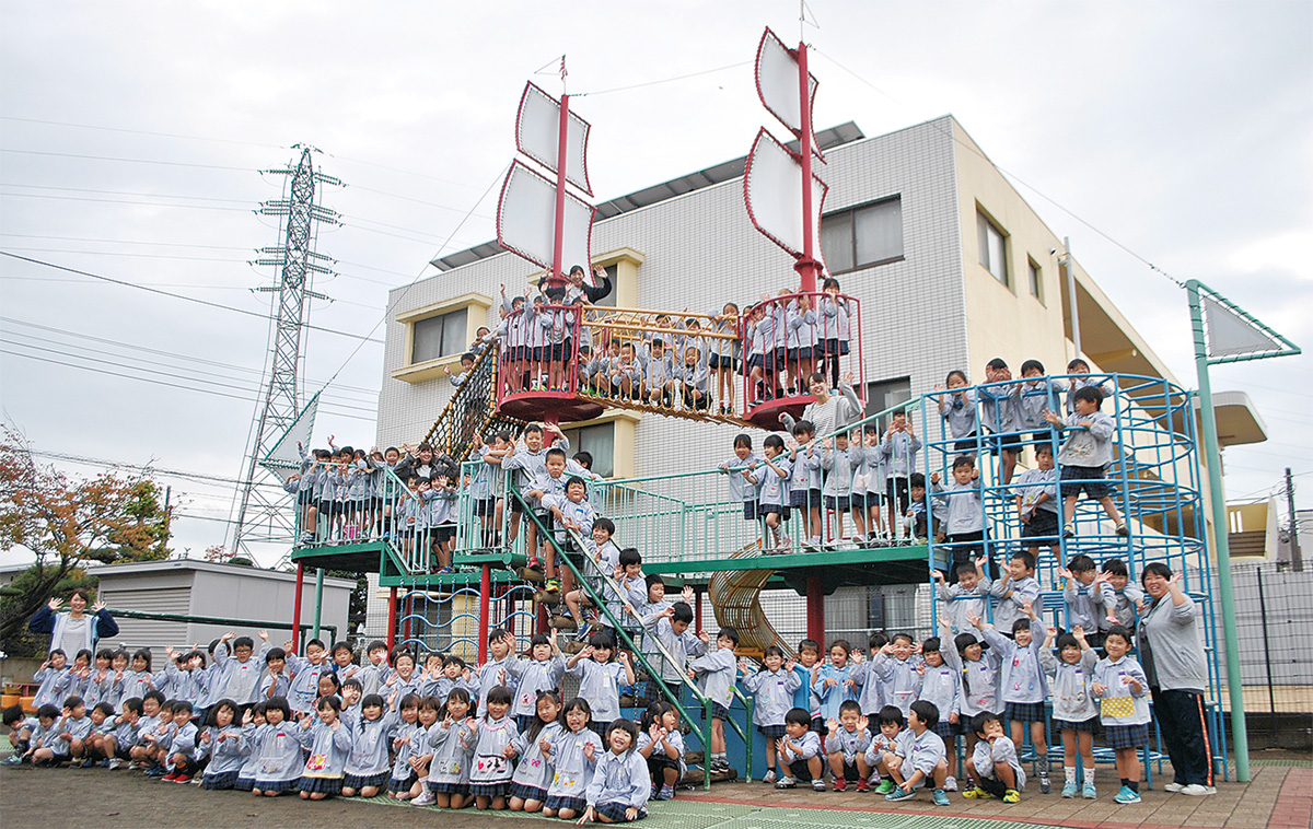 海賊船と一緒に園児たちが記念撮影した