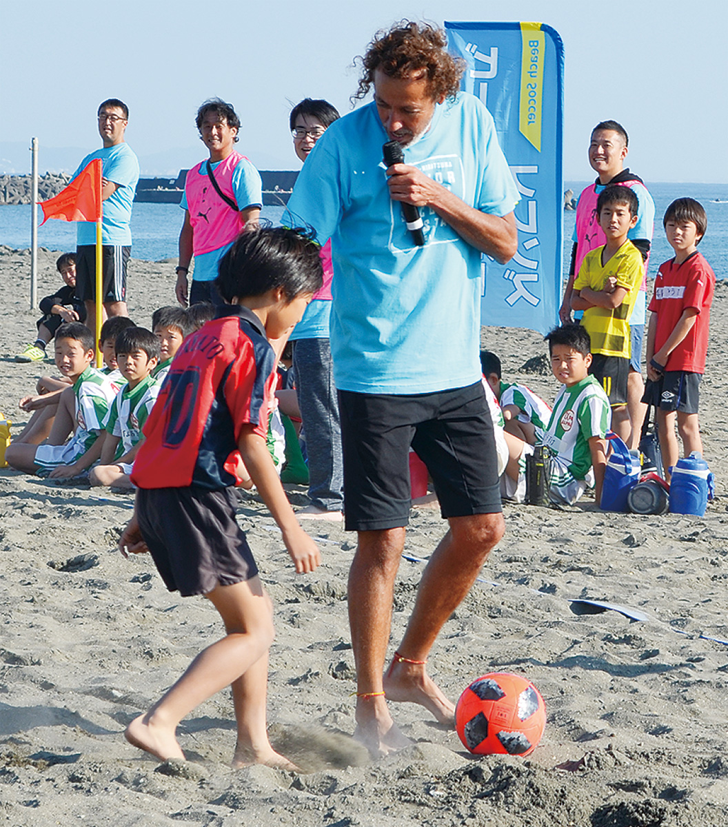 ラモス瑠偉と砂浜サッカー