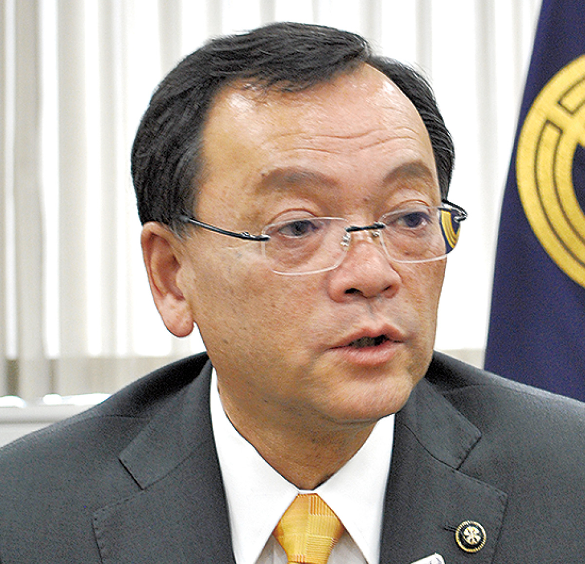 取材に応じる落合市長