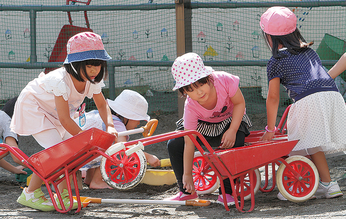 元気よく遊ぶ園児たち