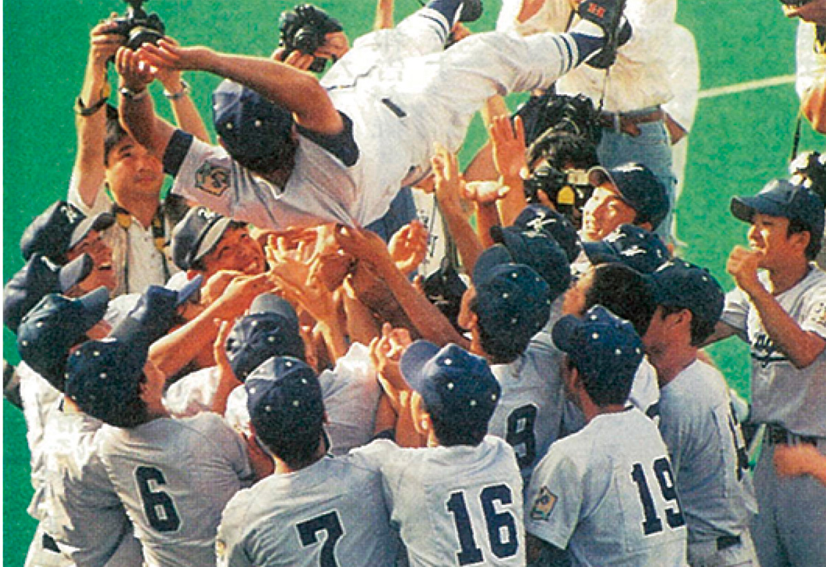 上野監督を選手が胴上げ